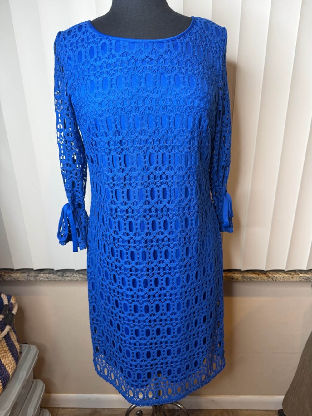 Leslie Fay Classic Blue Crochet Lace Overlay Bell Sleeve Sheath Dress Size 8